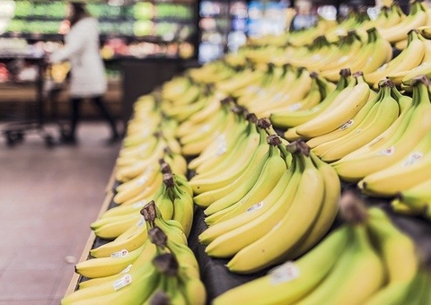 Expor frutas e legumes na entrada de supermercados melhora alimentação, diz estudo