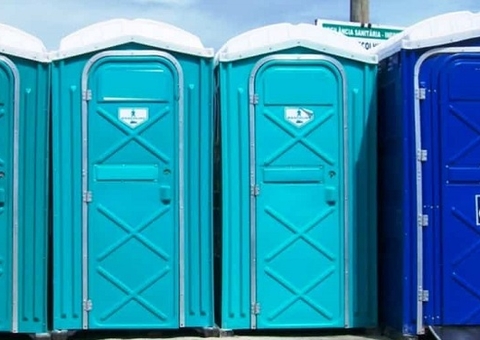 Homem furta banheiro químico para fazer sexo com namorada 