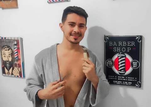 Para driblar crise, cearense cria barbearia com funcionários pelados e viraliza