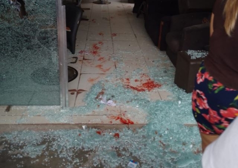 Criminosos atacam barbearia e deixam homem baleado em Manaus