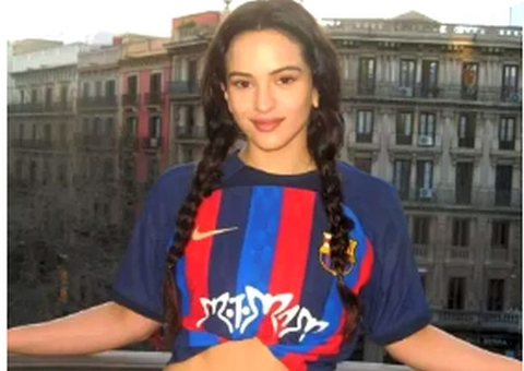 Barcelona vende camisa especial com estampa de Rosalía por até R$11 mil