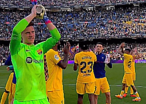 Barça vence Atlético de Madri e mantém distância para o Real na liderança
