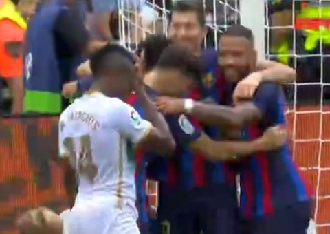 Barça vence Elche com dois de Lewa e assume liderança do Espanhol