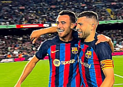 Com um jogador a mais, Barcelona sofre, mas vence Osasuna por 1 a 0