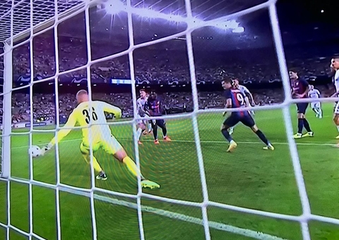 Barcelona estreia com goleada e show de Lewandowski na Liga dos Campeões