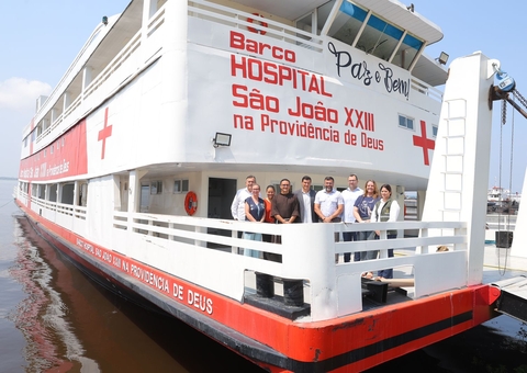 Wilson Lima vistoria barco hospital que levará atendimento médico para comunidades ribeirinhas