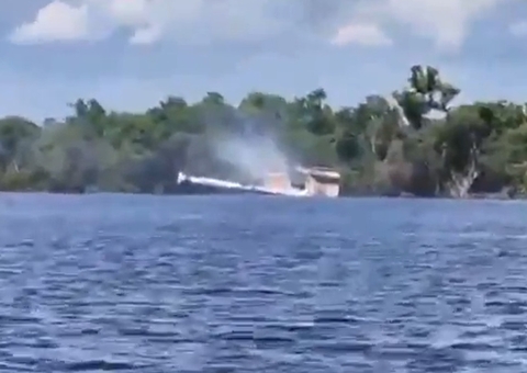 Vídeo mostra barco afundando no Rio Negro após incêndio 