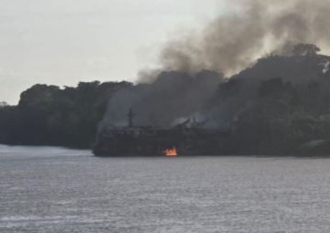 Barco é consumido por fogo em Uarini; vídeo