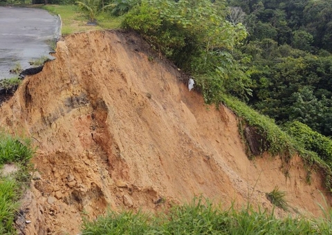 Barranco desliza e ameaça soterrar duas casas em Manaus 