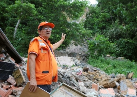Desabamento de casa e deslizamento de barranco assustam moradores em Manaus
