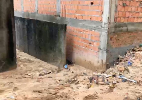 Barranco desliza durante chuva e invade casas em comunidade de Manaus