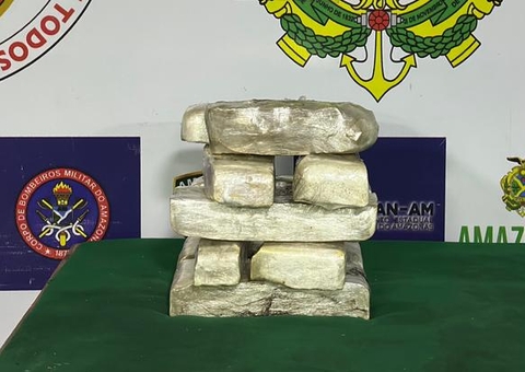 Mulher é presa com drogas escondidas em óleo queimado dentro de barco no Amazonas