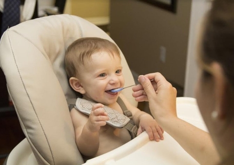 Nutricionista dá dicas de como introduzir os alimentos na rotina dos bebês