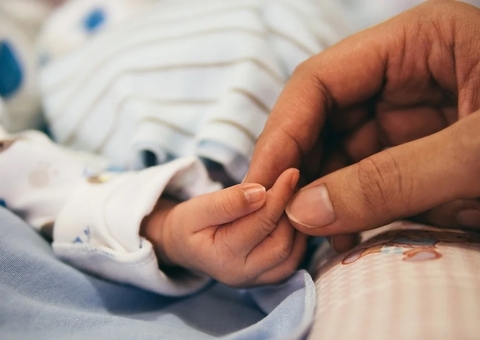 Bebê sofre traumatismo craniano após cair durante parto em maternidade