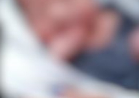 Bebê é quase triturado após ser abandonado em lixeira