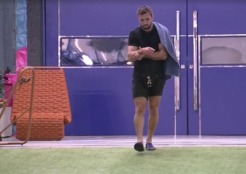 Arthur recebe atendimento médico após sofrer lesão durante prova do líder