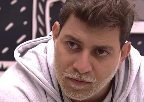 Com pé machucado, Caio toma banho sentado no chão e causa revolta na web