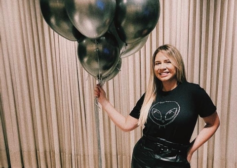 Com tema de ET, Marília Mendonça comemora eliminação de Karol Conká