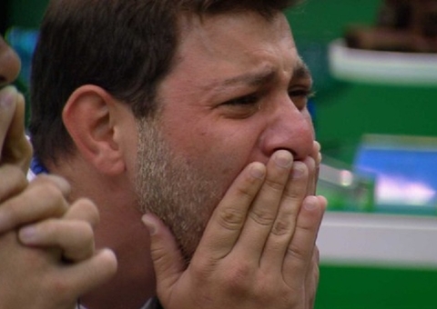 Caio acha esposa estranha em vídeo do Anjo e faz as malas para sair do BBB