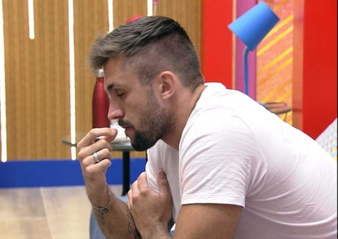 Arthur se irrita após frieza de Carla: 'mão coçando pra apertar o botão'