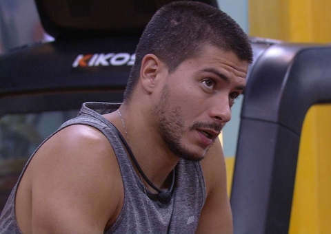 Arthur fica surpreso após ser chamado para o VIP pelo líder Scooby