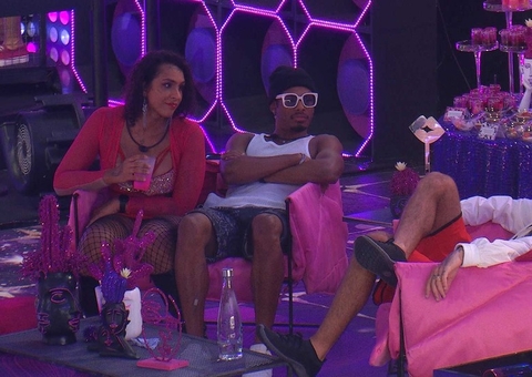 Scooby pede música após brincadeiras de Lina com Eli: 'DJ, solta talarica'