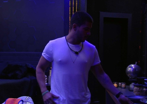 Arthur manda recado para Maíra Cardi: 'Amor, não vai ter como não comer'