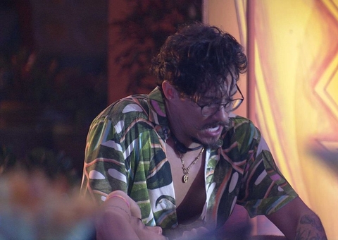 Preocupado com paredão, Eli conversa com Arthur durante festa do líder