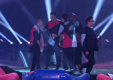 Arthur cria rima sobre romance de PA e Jade: 'bota o colar que eu quero casar'