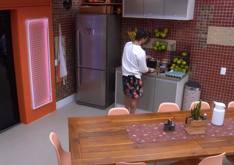 Arthur manda recado para Maíra Cardi: 'Amor, vou ter que comer um pãozinho'