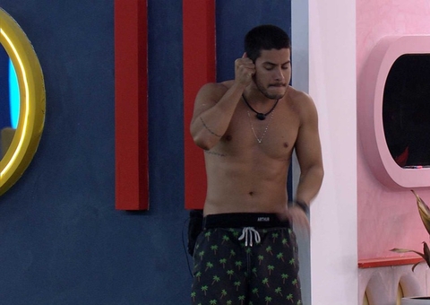 Arthur relembra indicação de Jade após atender big fone: Bora? Eu e você no paredão'