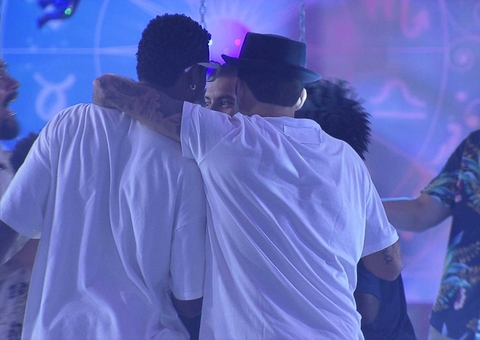 Douglas se declara para brothers e Laís distorce conversa; vídeo