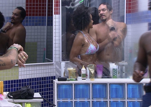 Em clima de romance, Natália e Eliezer tomam banho juntos após festa no BBB22
