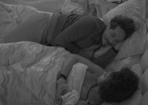 Na cama, Natália conversa com Eli sobre futuro do casal: 'Acho que periga de você se apaixonar' 