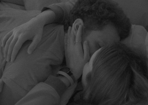Lucas e Eslovênia trocam beijos e curtem noite no quarto do líder no BBB22
