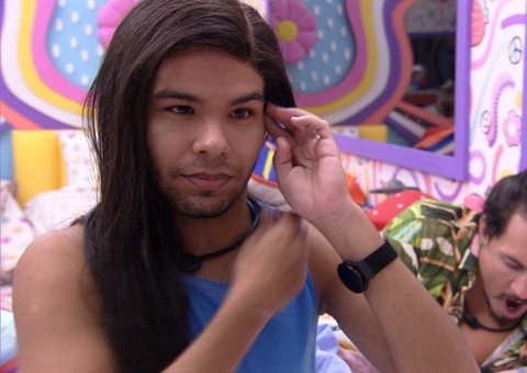 De cabelos compridos, Vyni enquadra Eliezer: 'Se apaixonaria por mim?'