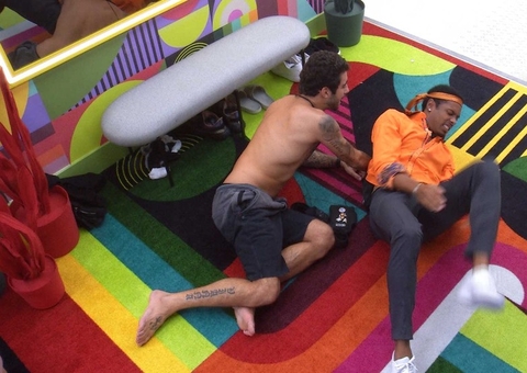 PA cai e Scooby se joga no chão com brother: 'Pênalti, Canelada'