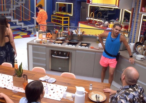 Tiago e Vyni brigam por comida: 'você que pegou meu ovo'