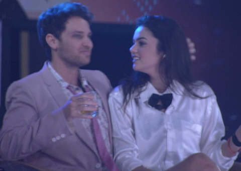 Lucas faz pedido picante à Eslô durante festa no BBB22