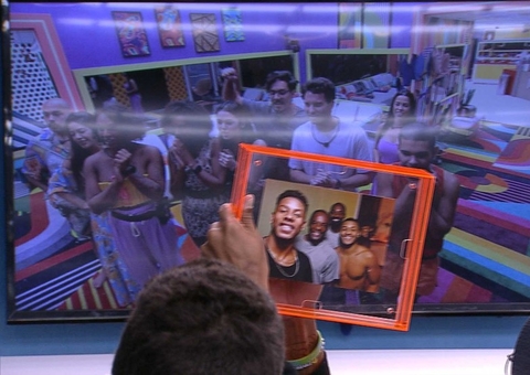 Paulo André estreia quarto do líder e Larissa reage: 'vou virar cunhada do PA'