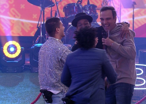 Tadeu Schmidt quebra protocolo e abraça finalistas do BBB22