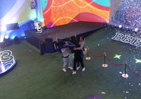 Tadeu Schmidt é carregado por brothers na grande final do BBB22