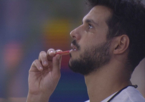 Após prova do líder, Rodrigo 'acampa' ao lado de Big Fone; veja vídeo