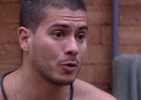 Arthur recita música que fez para Maíra Cardi  durante conversa com DG