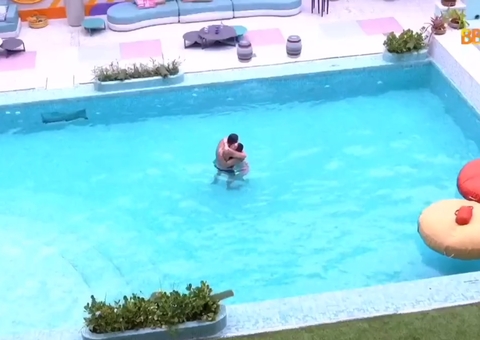 BBB22: Larissa e Gustavo saem da Casa de Vidro e tomam banho na piscina 