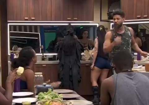 BBB24: Juninho se estranha com Thalyta e 'manda' sister olhar no olho