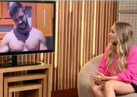 Carla não descarta relacionamento com Arthur fora do BBB21
