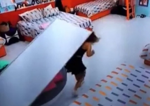 Vídeo: cenário do BBB desaba na cabeça de participante