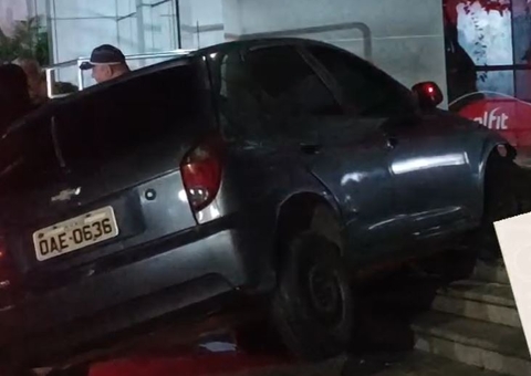 Carro desgovernado invade entrada do Manaus Plaza Shopping
