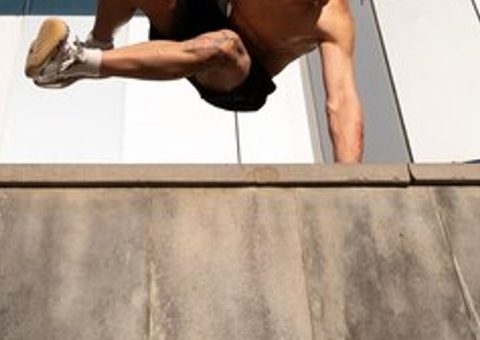 Foragido ataca de 'Homem-Aranha' para escapar da polícia na Cidade Nova